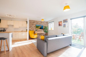 City Centre Escape with LARGE Terrace, Sleeps 7